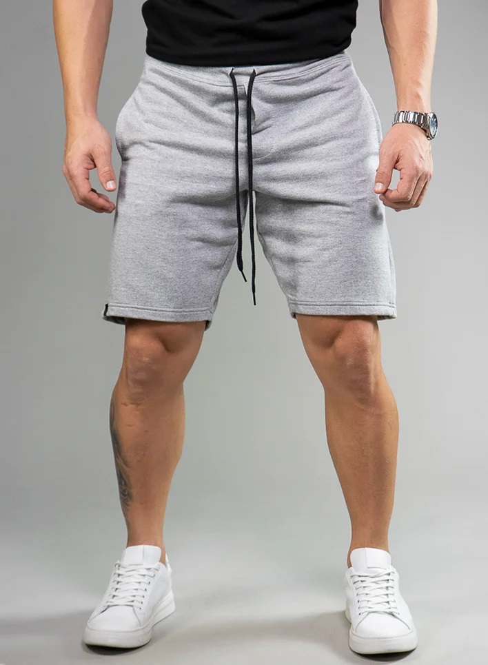 Bermuda básica masculina MOLDES SOLÍS, fresca y versátil, en telas deportivas o rígidas. Ideal para uso diario, playa y actividades deportivas.