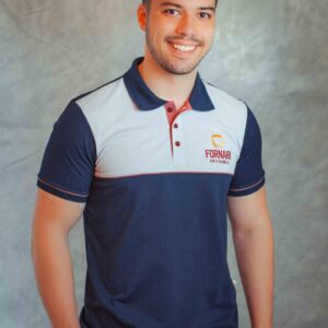 Camiseta polo masculina MOLDES SOLÍS en piqué, con corte imperio en dos colores y cuello polo. Ideal para uniformes escolares y empresariales.