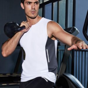 Camisa deportiva masculina MOLDE SOLÍS en microfibra con cortes laterales de ventilación, ideal para días de calor y entrenamientos intensos.