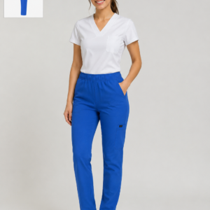 Modelo femenina luciendo el Pantalón Médico 4157 color azul, de corte recto, cintura elástica y diseño profesional para uniformes médicos.