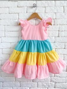 Molde digital de vestido infantil estilo princesa con vuelos amplios y mangas decorativas para niñas.