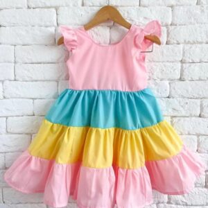 Molde digital de vestido infantil estilo princesa con vuelos amplios y mangas decorativas para niñas.